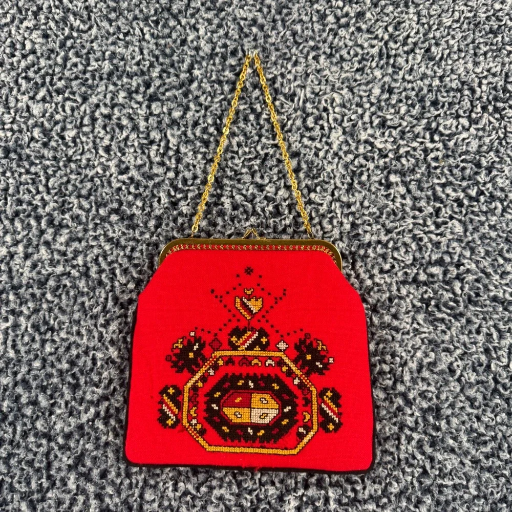 Vintage Red Needlepoint Heraldic Crest Evening Bag Gold Chain Kiss Lock Clutch